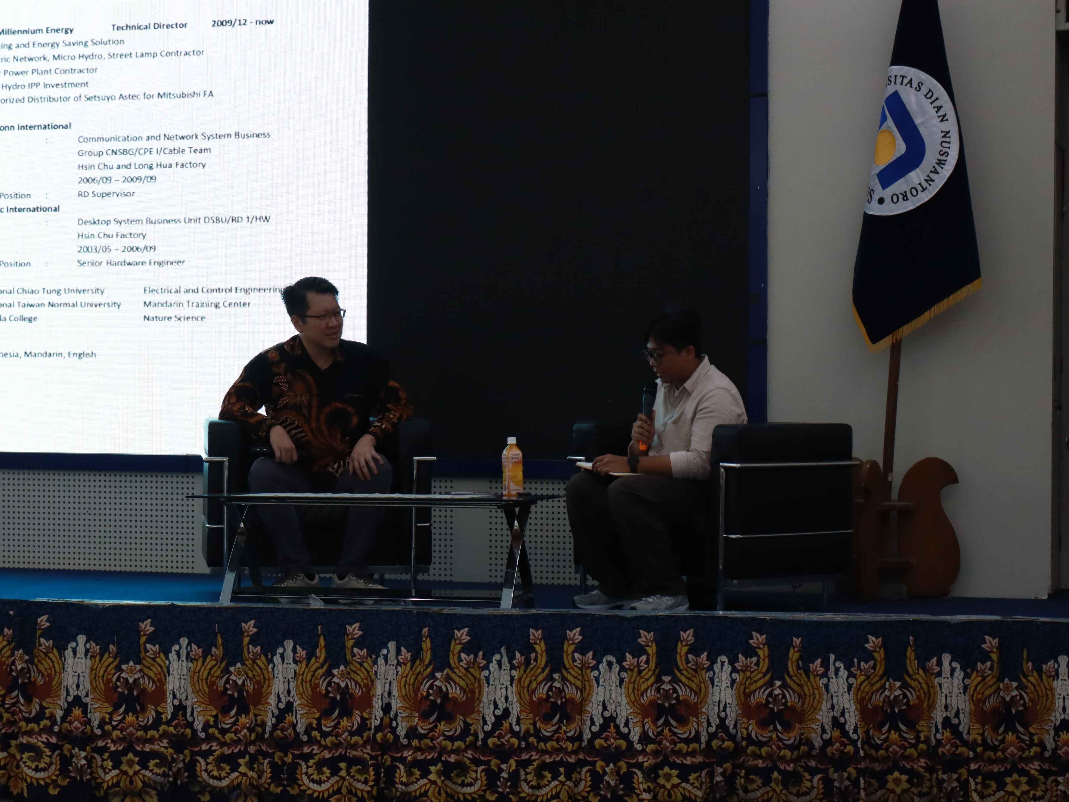 Perkenalan Narasumber 1 oleh Moderator